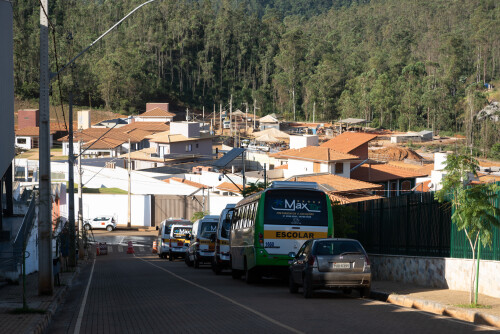 As casas de Paracatu de Baixo foram construídas como parte do reassentamento das famílias afetadas pelo desastre da Samarco, oferecendo moradia digna e infraestrutura adequada para restaurar a qualidade de vida da comunidade impactada.