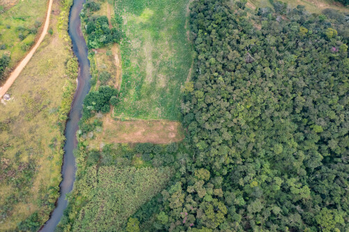 A Samarco é uma empresa brasileira de mineração que, após o desastre da barragem de Fundão em 2015, tem trabalhado na reparação dos danos ambientais e sociais causados pelo colapso da barragem.