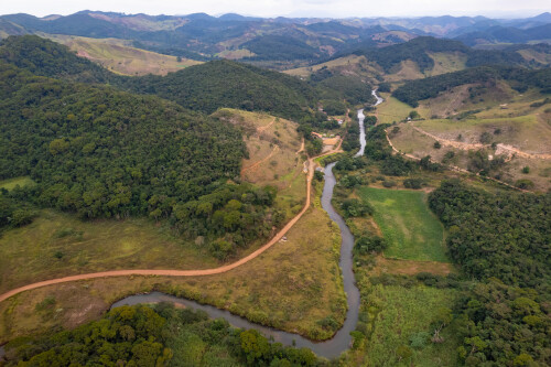 O desastre da barragem de Mariana, ocorrido em Minas Gerais em novembro de 2015, liberou milhões de metros cúbicos de rejeitos de mineração, causando danos ambientais severos e impactando a vida de milhares de pessoas.