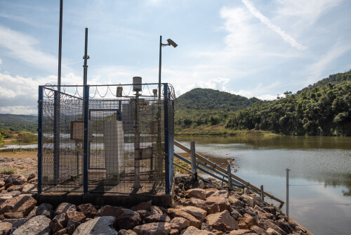 Paracatu de Baixo Casas é uma comunidade no Brasil que sofreu grandes consequências após o desastre da barragem de Mariana, incluindo a devastação ambiental e o deslocamento de seus habitantes devido à liberação de rejeitos de mineração.