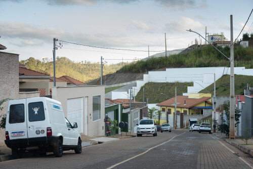 O reassentamento de Paracatu de Baixo, após o desastre da barragem de Mariana, envolveu a realocação de moradores para novas habitações, buscando reparar os danos causados pela tragédia e restaurar a dignidade das famílias afetadas.