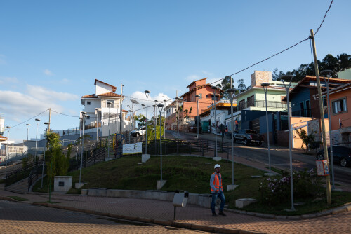 Paracatu de Baixo é uma comunidade que foi gravemente afetada pelo desastre da barragem de Mariana, enfrentando a destruição de suas casas e a contaminação do meio ambiente devido ao derramamento de rejeitos de mineração.