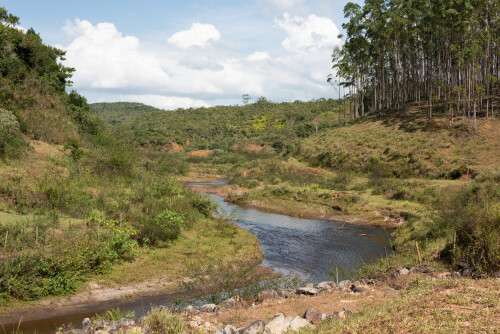 O Rio Doce, que atravessa Minas Gerais e Espírito Santo, foi severamente afetado pelo desastre da barragem de Mariana, resultando em poluição e degradação ambiental que impactaram ecossistemas e comunidades ao longo de seu curso.