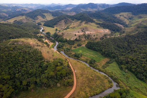 A reparação do Rio Doce, após a tragédia da barragem de Mariana, envolve esforços contínuos para restaurar a qualidade da água, recuperar a biodiversidade e apoiar as comunidades afetadas economicamente pela devastação ambiental.