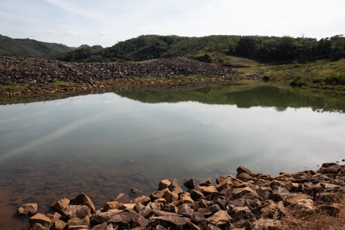 A qualidade da água do Rio Doce foi severamente comprometida pelo desastre da barragem de Mariana, resultando em contaminação por rejeitos de mineração que afetaram a saúde dos ecossistemas e das comunidades ribeirinhas.