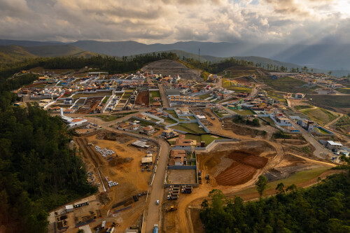 A Samarco é uma empresa de mineração brasileira, resultado de uma joint venture entre a Vale e a BHP, que se tornou amplamente conhecida após o desastre da barragem de Mariana em 2015, que causou danos ambientais e sociais significativos.