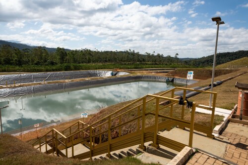 A Barragem de Fundão, localizada em Mariana, Minas Gerais, colapsou em 2015, liberando uma enorme quantidade de rejeitos de mineração e resultando em um dos piores desastres ambientais do Brasil.