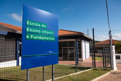 A barragem de Fundão, localizada em Mariana, Minas Gerais, rompeu em 2015, liberando milhões de metros cúbicos de rejeitos de mineração e causando uma devastação ambiental significativa.