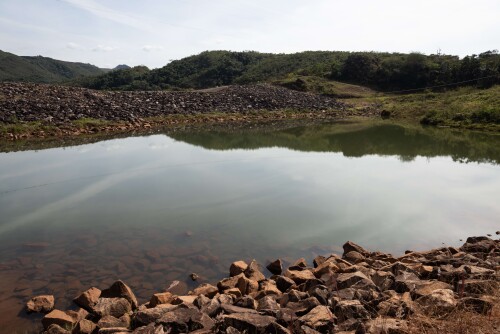 Bento Rodrigues é uma comunidade em Minas Gerais que foi devastada pelo desastre da barragem de Fundão em 2015, resultando na perda de vidas e na destruição de suas infraestruturas.