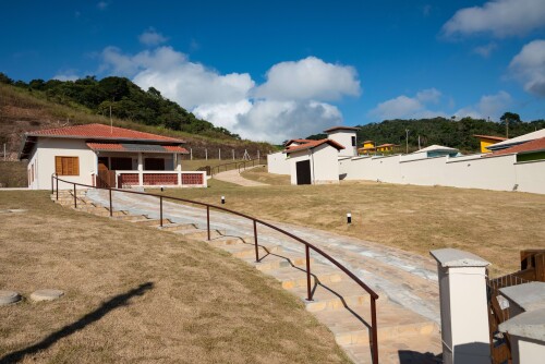 Bento Rodrigues é uma comunidade em Minas Gerais que sofreu um devastador desastre ambiental em 2015, quando a barragem de Fundão rompeu, causando a destruição da vila e a perda de vidas.