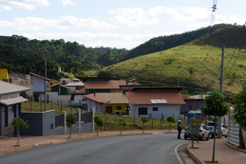 O reassentamento de Bento Rodrigues busca reestabelecer a comunidade após o desastre da barragem de Fundão em 2015, oferecendo novas habitações e infraestrutura para os moradores afetados.