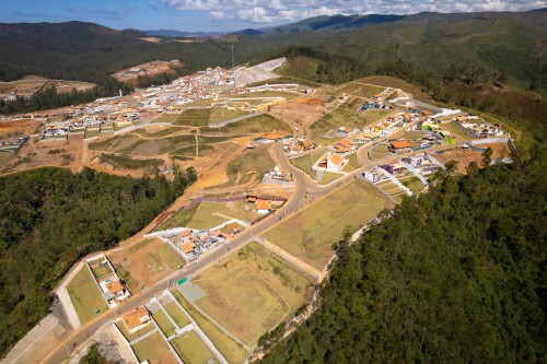 A barragem de Mariana, conhecida como barragem de Fundão, colapsou em 2015, liberando milhões de metros cúbicos de rejeitos de mineração e causando uma devastação ambiental significativa.