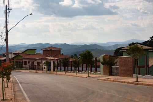 A barragem de Mariana, conhecida como barragem de Fundão, rompeu em 2015, causando um dos piores desastres ambientais do Brasil e liberando milhões de metros cúbicos de rejeitos de mineração.