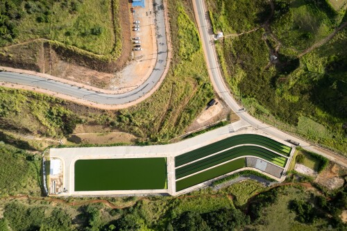 As casas de Paracatu de Baixo foram destruídas pelo desastre da barragem de Fundão em 2015, levando os moradores a enfrentarem a perda de seus lares e a necessidade de reassentamento.