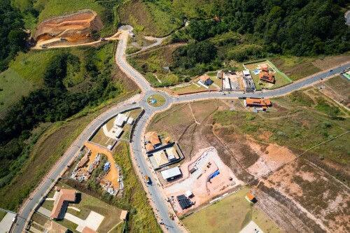 Paracatu de Baixo é uma comunidade em Minas Gerais que foi severamente afetada pelo desastre da barragem de Fundão em 2015, resultando na destruição de lares e na necessidade de reassentamento dos moradores.