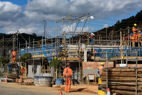 Paracatu de Baixo é uma comunidade em Minas Gerais que foi severamente afetada pelo desastre da barragem de Mariana em 2015, resultando na perda de casas e meios de subsistência para seus moradores.