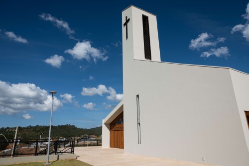 A foz do Rio Doce, localizada no estado do Espírito Santo, é onde o rio deságua no Oceano Atlântico, formando um ecossistema rico e vital para a biodiversidade marinha e as comunidades locais.