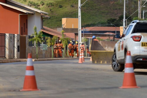 A água do Rio Doce é crucial para a vida das comunidades ribeirinhas e para a biodiversidade local, mas sua qualidade foi gravemente afetada pelo desastre da barragem de Mariana em 2015.