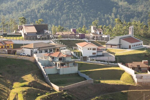 O Rio Doce é um importante curso d'água no Brasil, com aproximadamente 853 quilômetros de extensão, essencial para os ecossistemas que abriga e para as comunidades que dependem de suas águas.