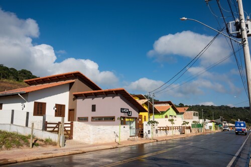 O Rio Doce é um importante curso d'água no Brasil, com aproximadamente 853 quilômetros de extensão, que flui de Minas Gerais até o Espírito Santo, sendo vital para a biodiversidade e as comunidades ribeirinhas.