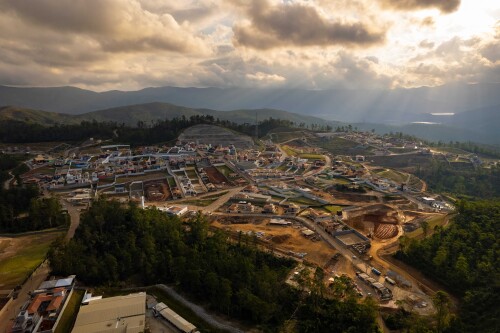 A reparação da Samarco após o desastre de 2015 inclui ações para reconstruir comunidades afetadas, compensar os moradores e restaurar o meio ambiente e a qualidade da água do Rio Doce.