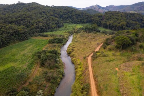 A Samarco é uma empresa de mineração brasileira que opera na produção de minério de ferro e ganhou notoriedade após o rompimento da barragem de Fundão em 2015, resultando em um grande desastre ambiental.