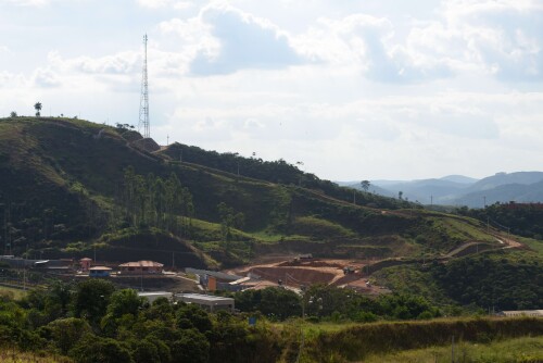 O acidente da Samarco em 2015, com o rompimento da barragem de Fundão, resultou na liberação de milhões de metros cúbicos de rejeitos de mineração, causando 19 mortes e devastação ambiental.