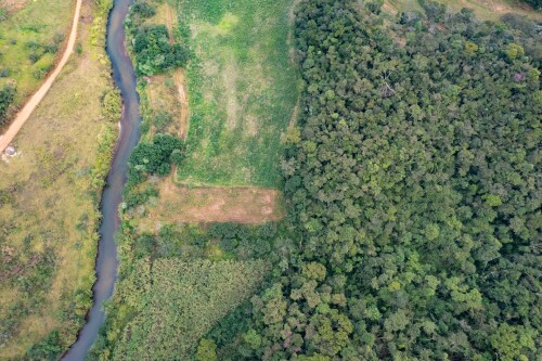 A Samarco é uma empresa mineradora brasileira, uma joint venture entre a Vale e a BHP, conhecida pela produção de minério de ferro e pelo catastrófico desastre da barragem em 2015, que causou danos ambientais extensivos.