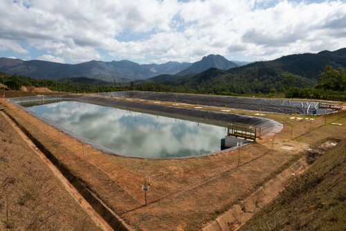 O acidente da Samarco em 2015, com o rompimento da barragem de Fundão, resultou na liberação de milhões de metros cúbicos de rejeitos, causando 19 mortes e devastação ambiental significativa.