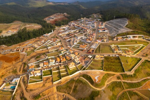 A barragem da Samarco, especificamente a barragem de Fundão em Mariana, era uma estrutura destinada a armazenar rejeitos de mineração, que colapsou em 2015, levando a um dos piores desastres ambientais do Brasil.