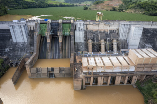 O rompimento da Barragem do Fundão, em 2015, foi um dos maiores desastres ambientais do Brasil, liberando milhões de metros cúbicos de rejeitos de mineração e devastando comunidades inteiras, como Bento Rodrigues e Paracatu de Baixo. O impacto socioambiental ainda é sentido anos depois, com danos irreparáveis ao Rio Doce e um longo processo de reassentamento e reparação das vítimas.